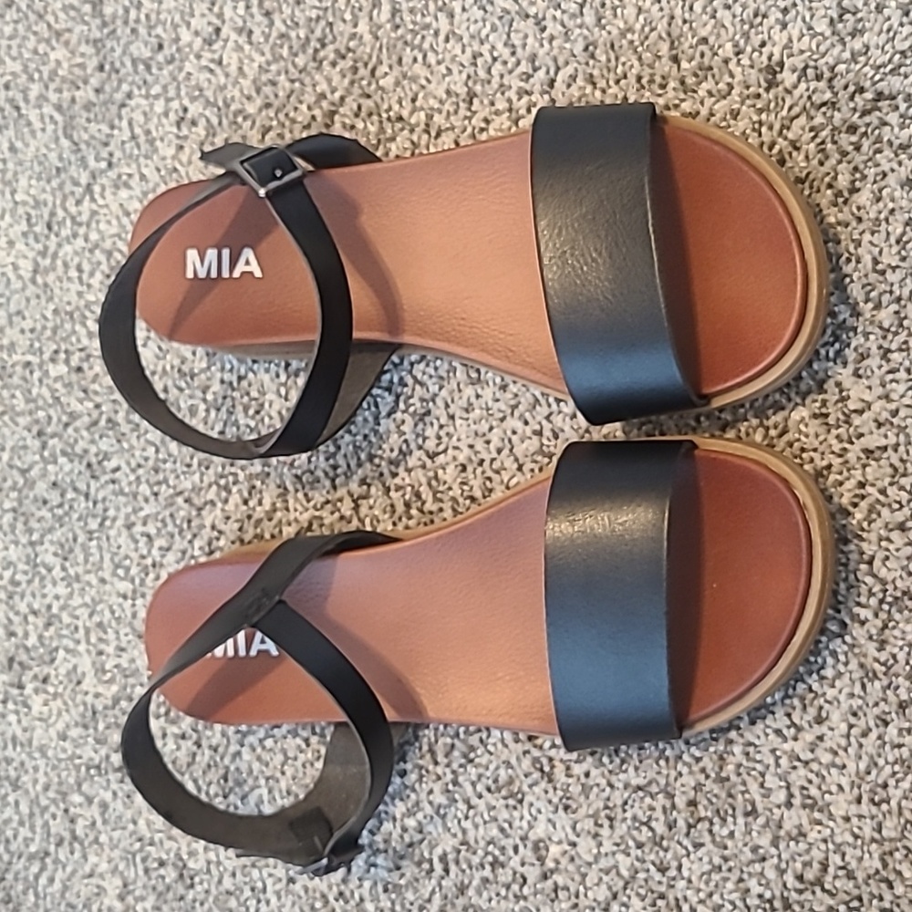 Black Mia Sandals in great condition